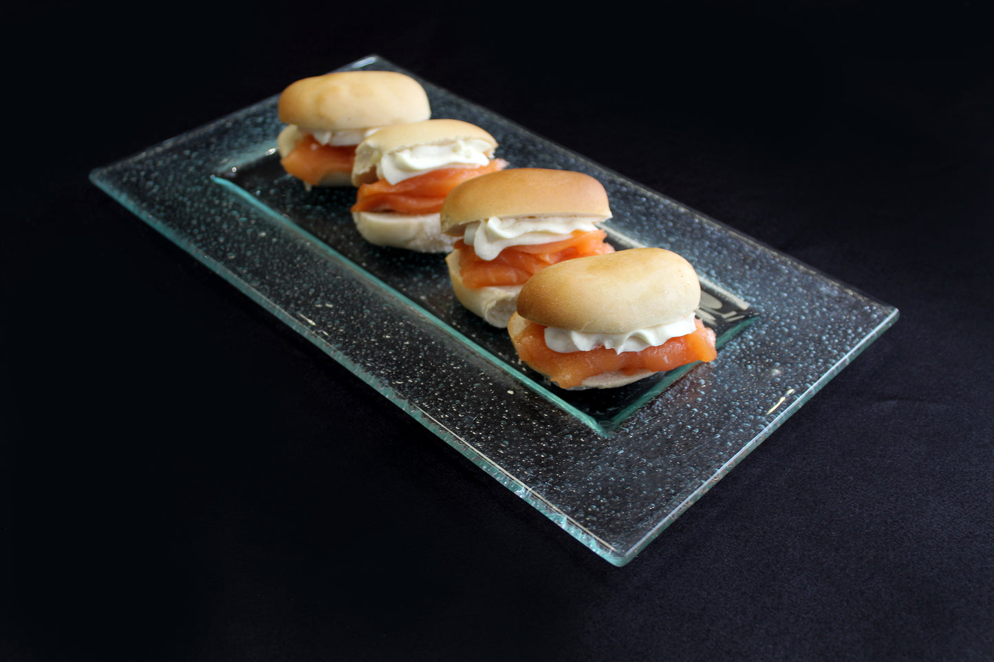 Tapadito salmón ahumado, queso crema y eneldo